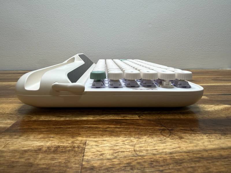 EPOMAKER Glyph Keyboard Review: A Mechanical Keyboard with Retro Typewriter Vibes 4 EPOMAKER Glyph keyboard leftt side view