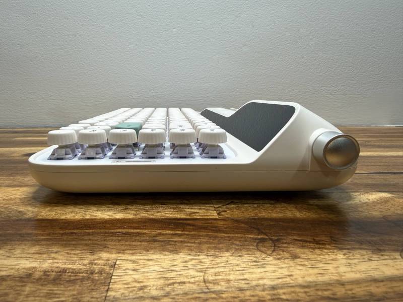 EPOMAKER Glyph Keyboard Review: A Mechanical Keyboard with Retro Typewriter Vibes 5 EPOMAKER Glyph keyboard right side view