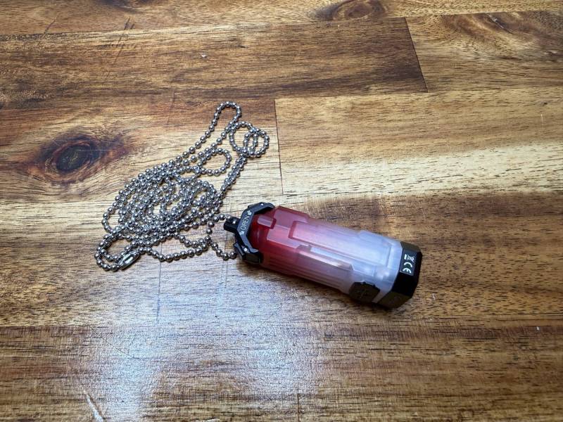 Wuben E2 Pulse Flashlight Review: A Tiny EDC Flashlight for Your Keychain 14 Wuben E2 Pulse flashlight quick release attached