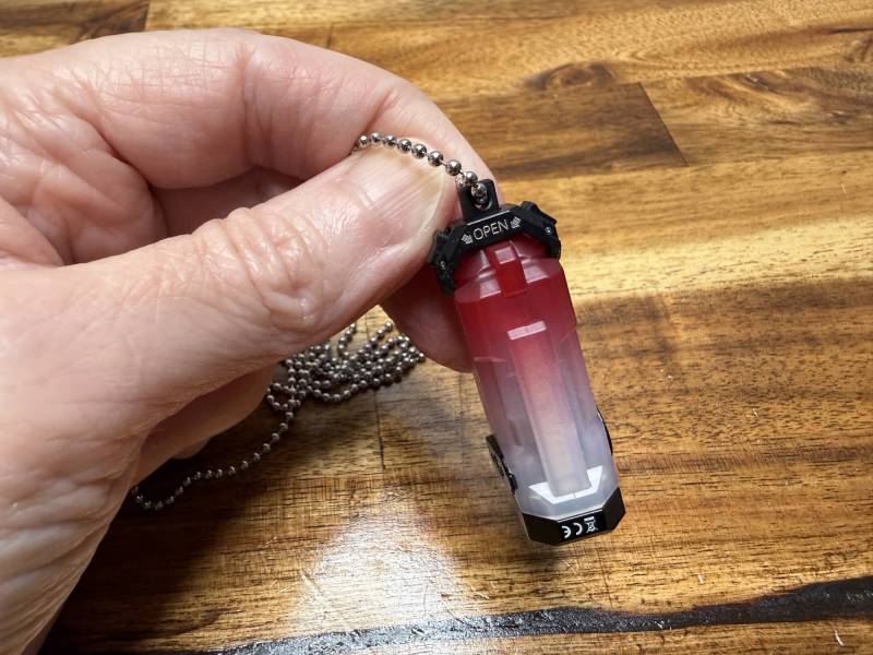 Wuben E2 Pulse Flashlight Review: A Tiny EDC Flashlight for Your Keychain 15 Wuben E2 Pulse flashlight quick release close-up
