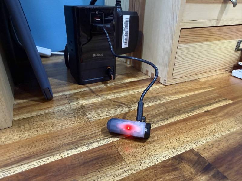Wuben E2 Pulse Flashlight Review: A Tiny EDC Flashlight for Your Keychain 12 Wuben E2 Pulse flashlight charging