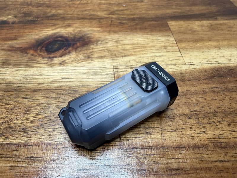 Wuben E2 Pulse Flashlight Review: A Tiny EDC Flashlight for Your Keychain 8 Wuben E2 Pulse flashlight charging port
