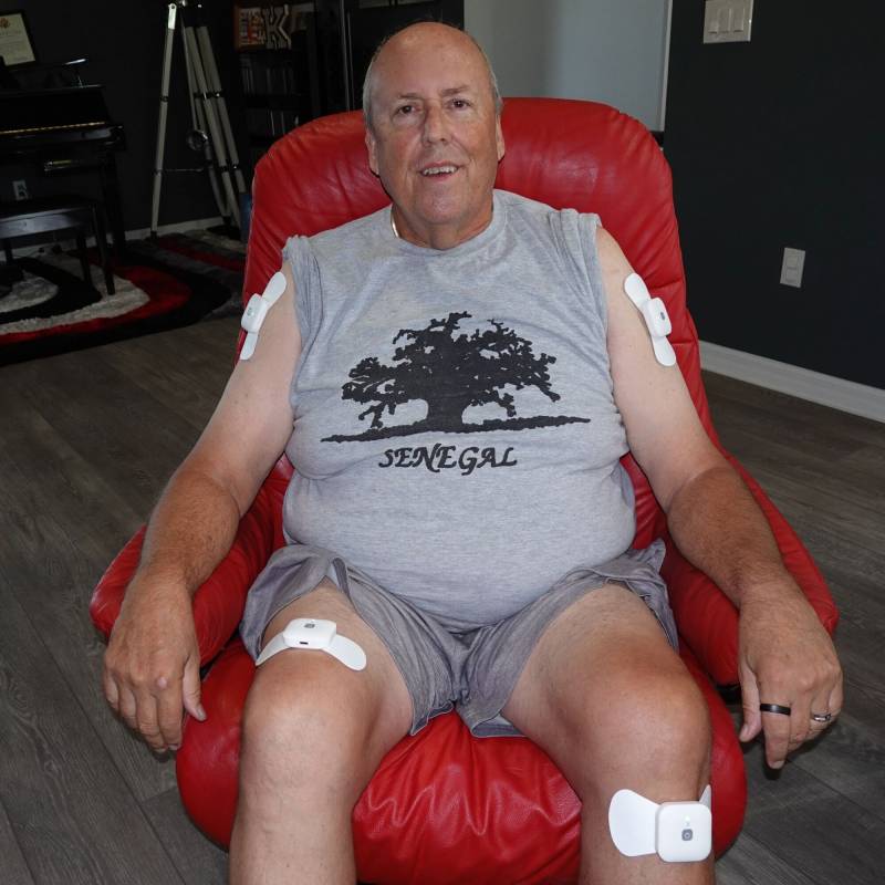 Wellue Cable-Free 4-Channel TENS Device Review: Wireless Relief for All Those Aches and Pains, and No Wire 1 The suthor using the Wellue Cable-Free 4-Channel TENS Device