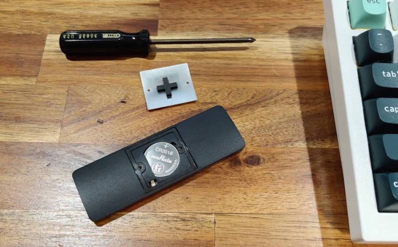 AliveCor KardiaMobile 6L Review: An EKG Device in Your Pocket 5 KardiaMobile 6L battery compartment