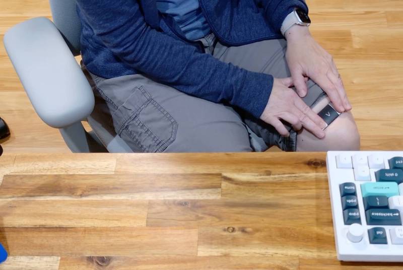 AliveCor KardiaMobile 6L Review: An EKG Device in Your Pocket 9 Performing the 6-lead test on my knee