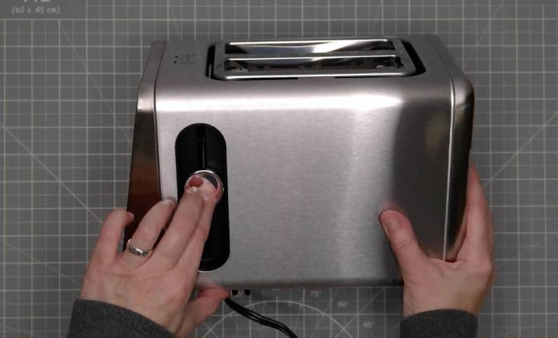 Keenstone 2 Slice Toaster Review: Easy Controls, but How’s the Toast? 2 Keenstone 2 slice toaster lever