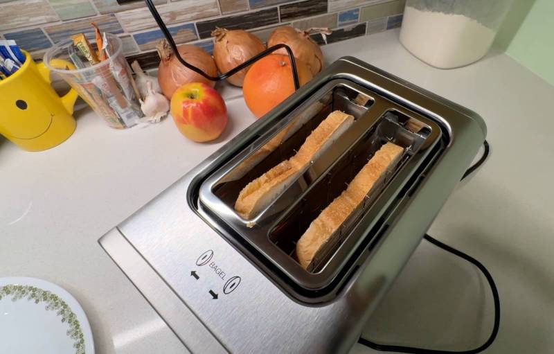 Keenstone 2 Slice Toaster Review: Easy Controls, but How’s the Toast? 5 Keenstone 2 slice toaster toast in slots