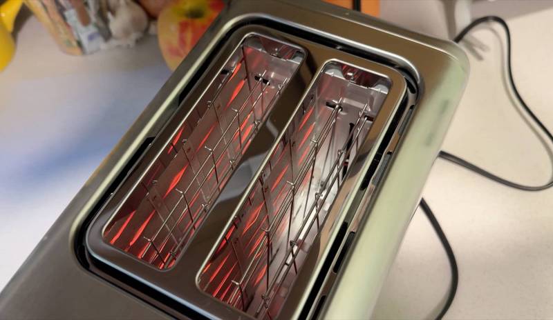 Keenstone 2 Slice Toaster Review: Easy Controls, but How’s the Toast? 9 Keenstone 2 slice toaster elements heating up