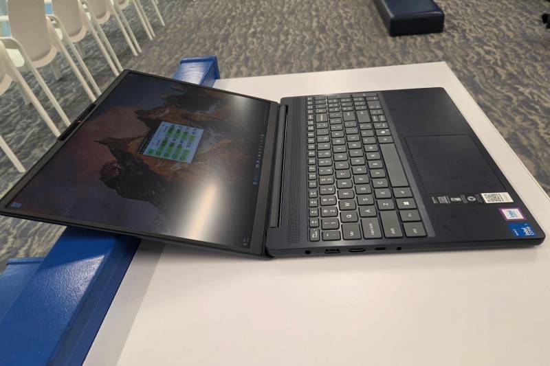 Lenovo IdeaPad Slim 3i Laptop (2026) Review: An Enigmatic All-Rounder with a Tale of Two Prices 19 The hinge on the Lenovo IdeaPad Slim 3i Laptop