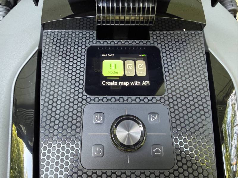 MOVA LiDAX Ultra 2000 AWD Robotic Lawn Mower Review 11 MOVA LiDAX Ultra 2000 control panel