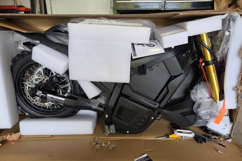 Oryxearth VRME1000-5 Lightweight Off-Road Electric Dirt Bike Review: A Great Starter Dirt Bike for Teens or Teen-Sized Adults 2 Oryxearth VRME1000-5 Lightweight Off-Road Electric Dirt Bike in box