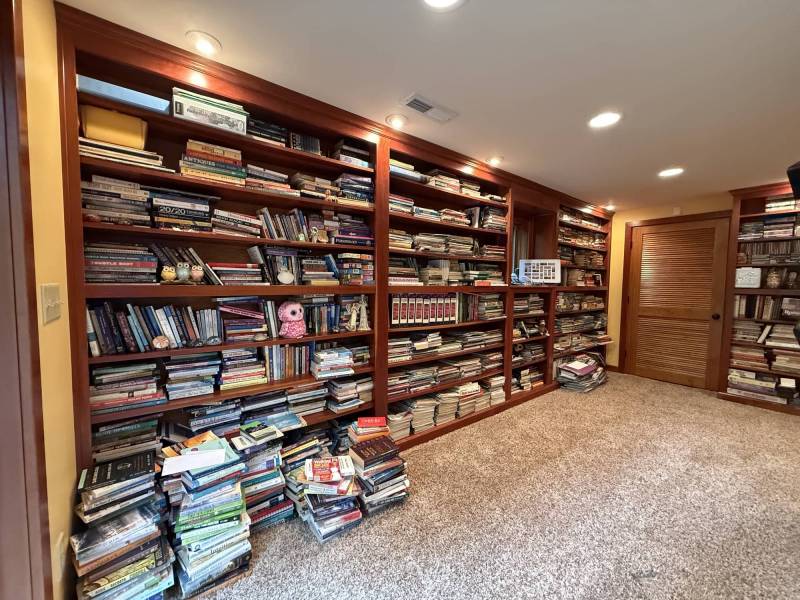 Hylle Review: Catalog Your Bookshelf by Photo With This AI Book Scanner App 1 My home library