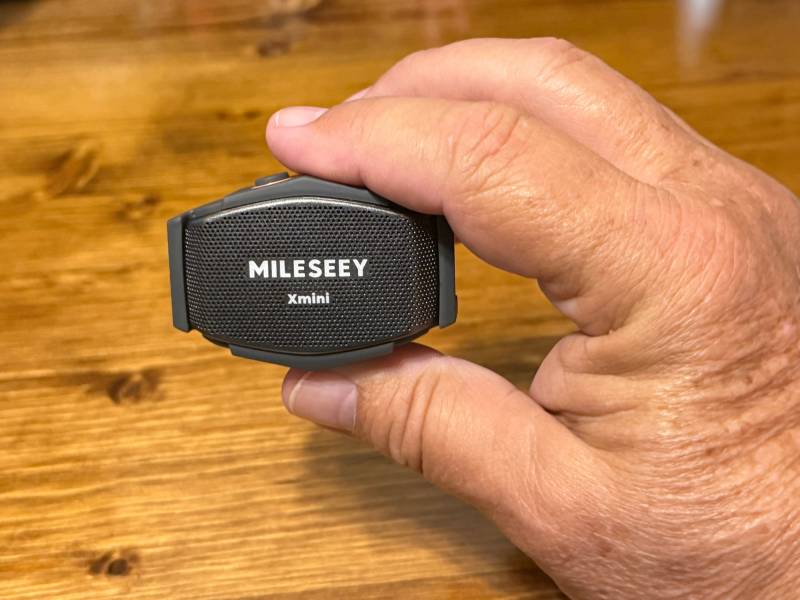 Mileseey GripSound Xmini/GripSense SmartAudio System Review: Tiny Speaker, Tough Build, and Surprisingly Powerful Noise Cancellation 2 Mileseey GripSound Xmini in the author's hand