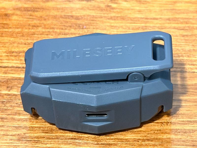 Mileseey GripSound Xmini/GripSense SmartAudio System Review: Tiny Speaker, Tough Build, and Surprisingly Powerful Noise Cancellation 5 The magnetic clip on the back of the Mileseey GripSound Xmini