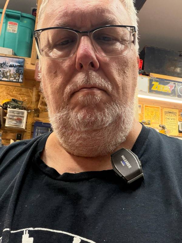 Mileseey GripSound Xmini/GripSense SmartAudio System Review: Tiny Speaker, Tough Build, and Surprisingly Powerful Noise Cancellation 7 The author with teh Mileseey GripSound Xmini clipped to his shirt