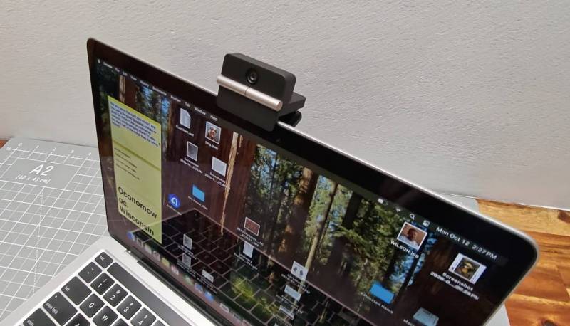 OBSBOT Meet Flip Webcam Review: A Pocket-Size 4K Webcam That Folds Away When You’re Done 9 Mounting on a laptop screen